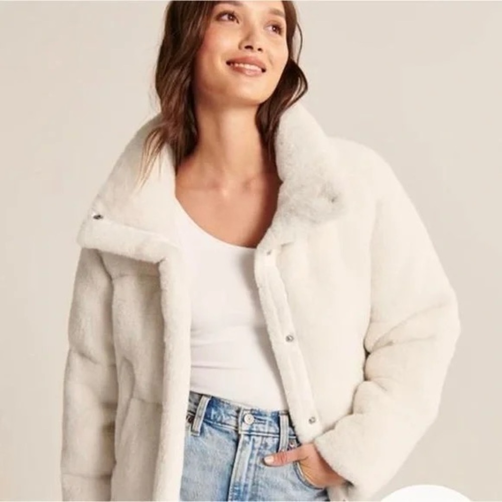 Abercrombie Women's White Faux Fur puffer coat jacket small. Only worn once. - Picture 3 of 6